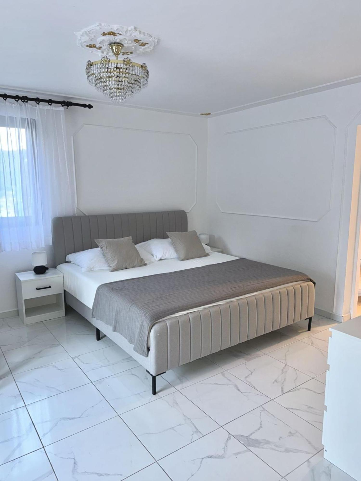 Appartement And Makaj *