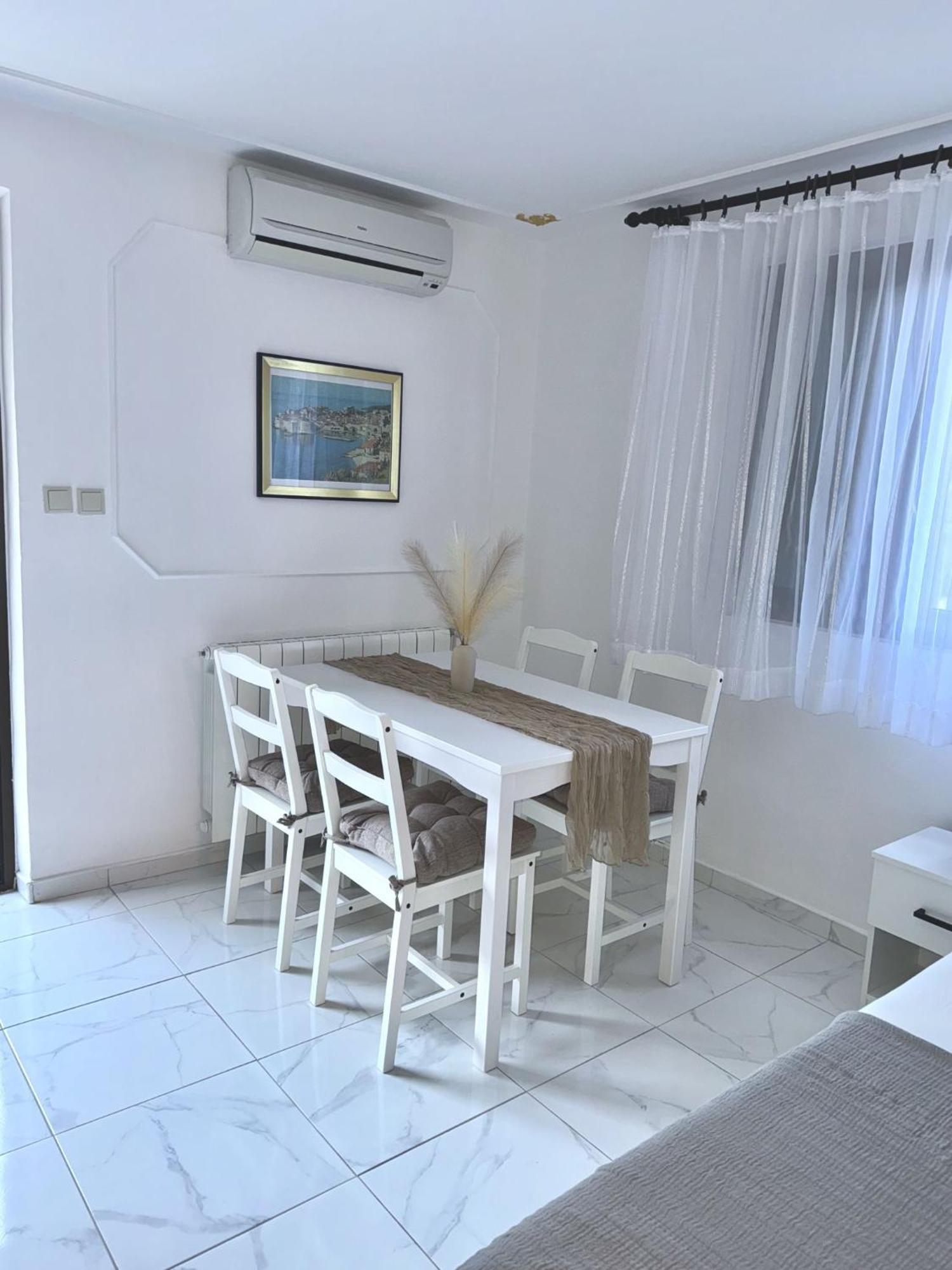Appartement And Makaj *